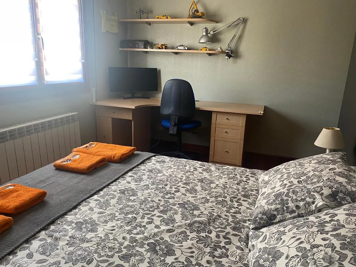 Amezola 2- Habitación con baño exterior de uso privado en casa compartida Bilbao